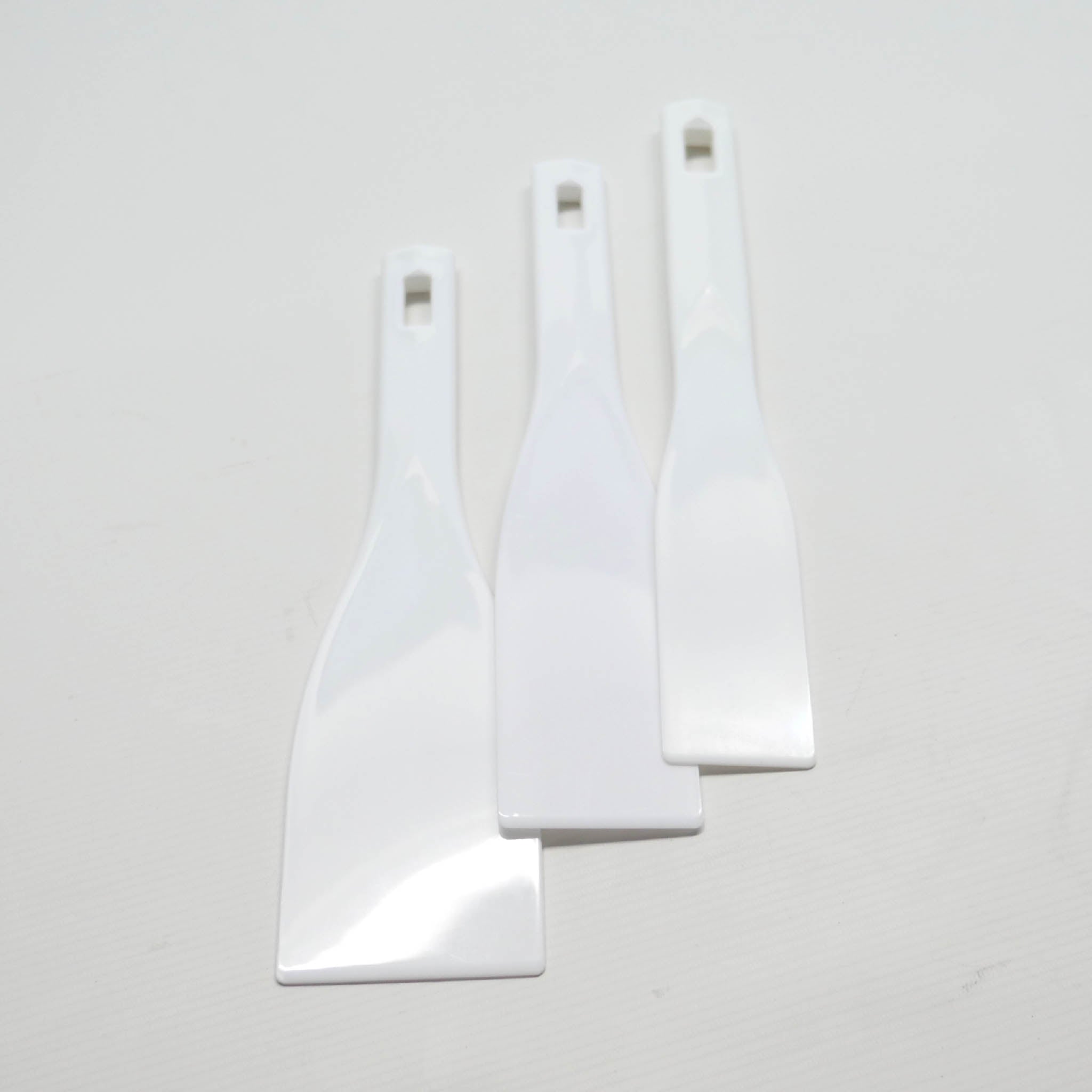 Ein Set weißer Farbspatel unterschiedlicher Größe