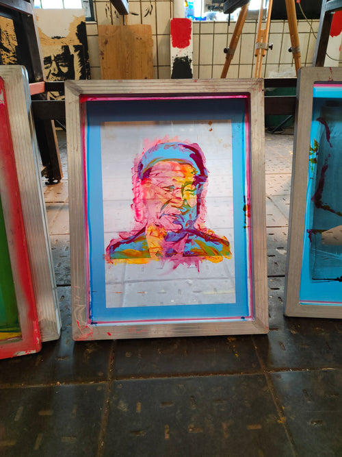 Foto eines benutzten Siebdruckrahmens mit einem farbigen Motiv