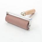 Premium linoleumsnede rubberroller met houten handvat close-up