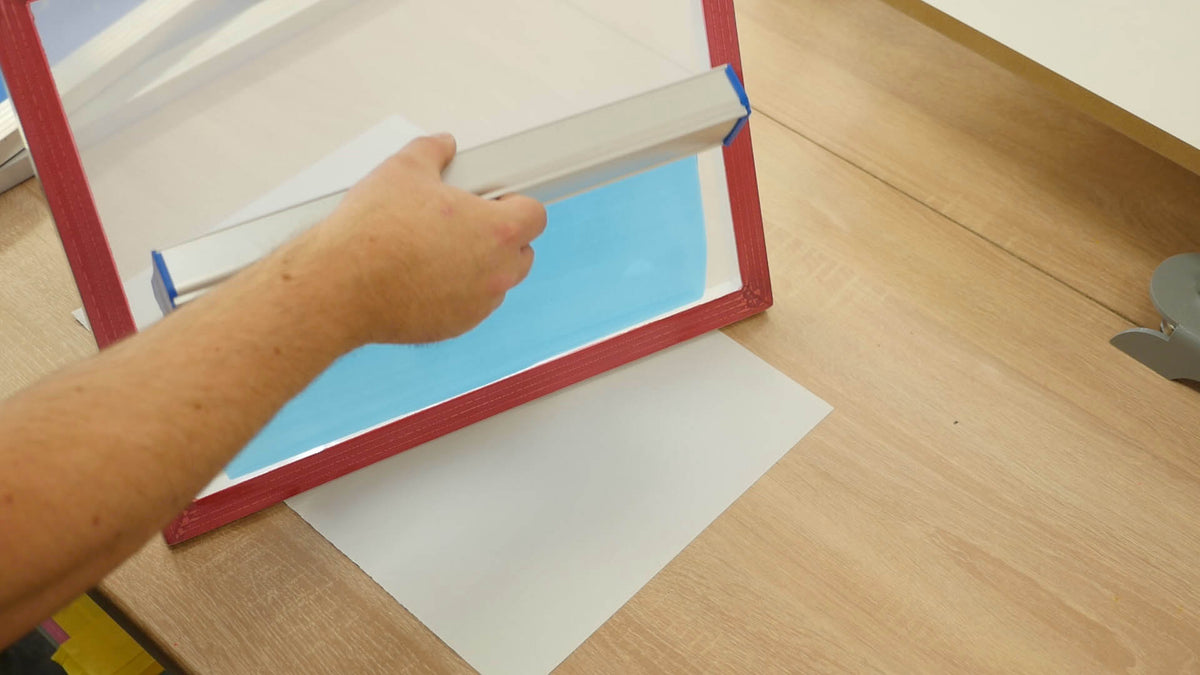 Siebdruckanleitung Darstellung der Beschichtung eines Siebdruckrahmens mit Fotoemulsion