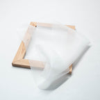 Ein Siebdruckrahmen aus Holz in der Größe A4 liegend, mit einem Stück Siebdruckgewebe 54T