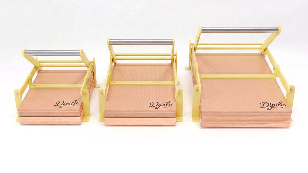 Drei Linoldruckpressen in gelb