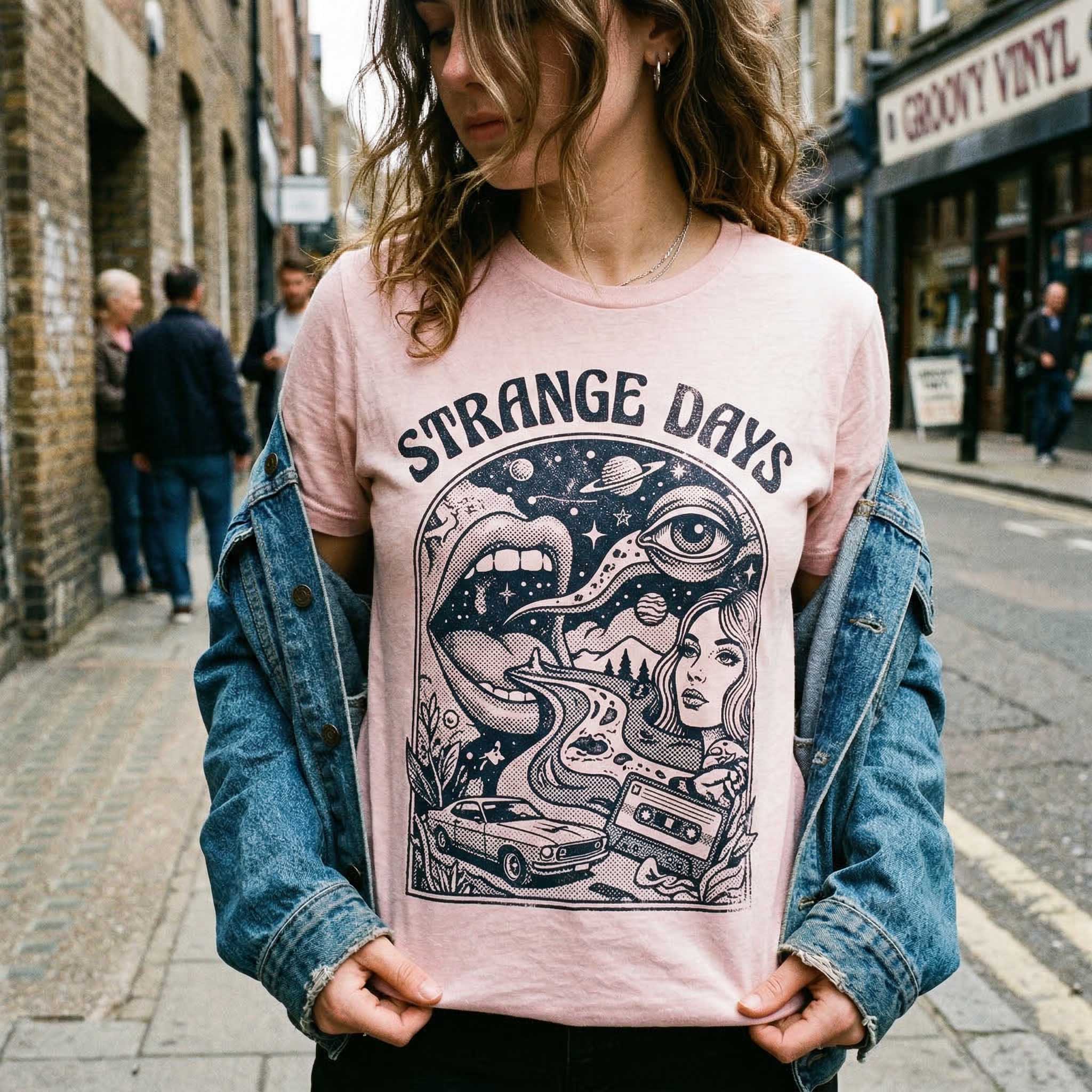 Frau mit Rosa T-Shirt mit Siebdruck Strange Days