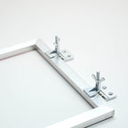 Siebzwingen montiert an einem Siebdruckrahmen.