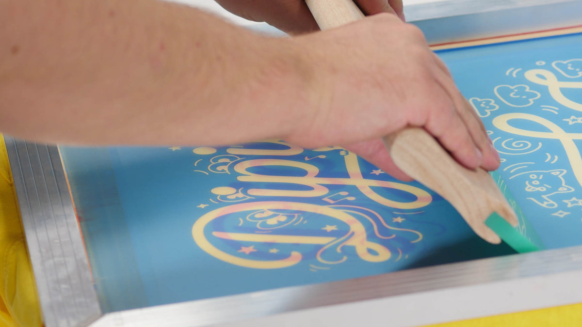 Siebdruck des Dipilu Logos mit einer Siebdruckschablone