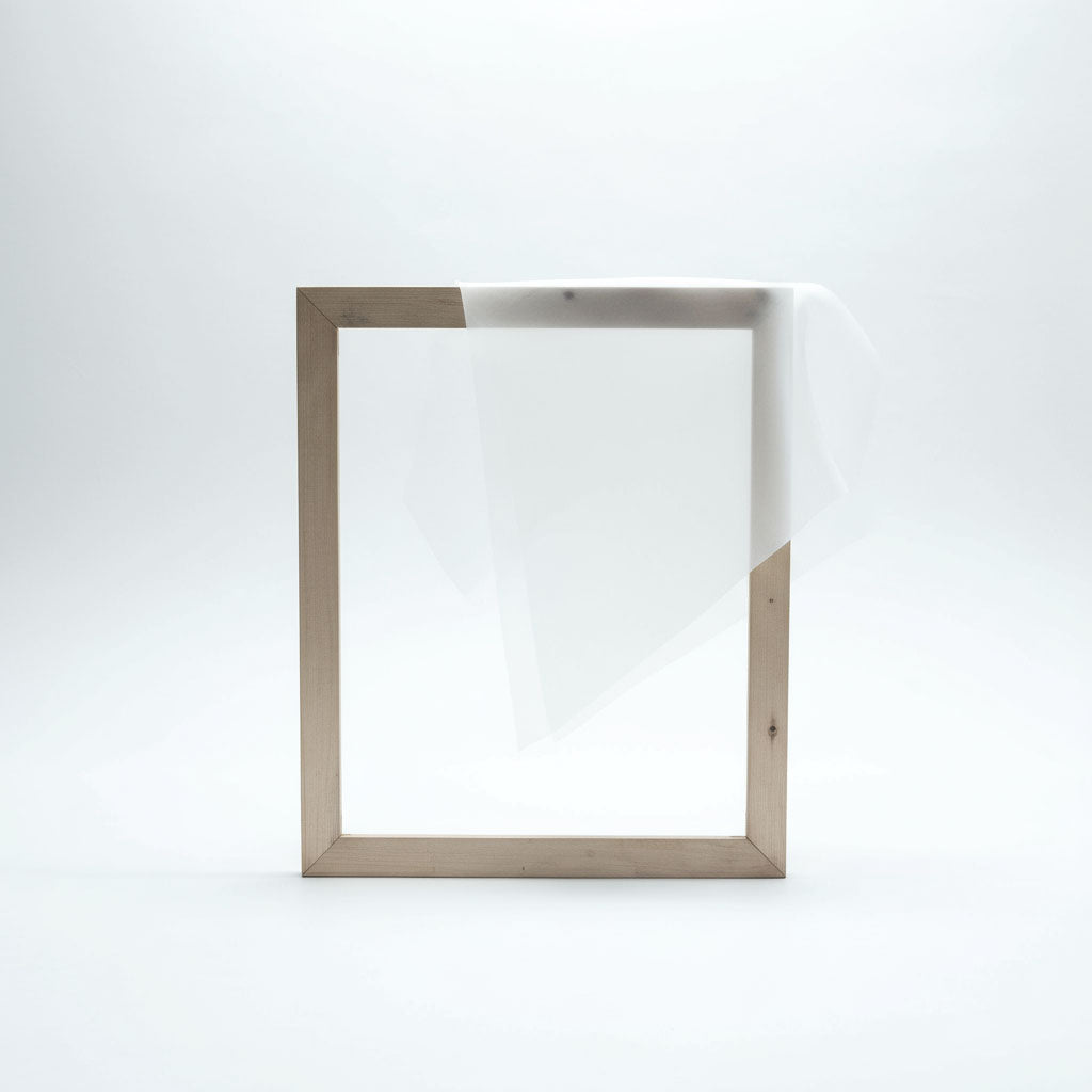 Ein Siebdruckrahmen aus Holz im Format A3.