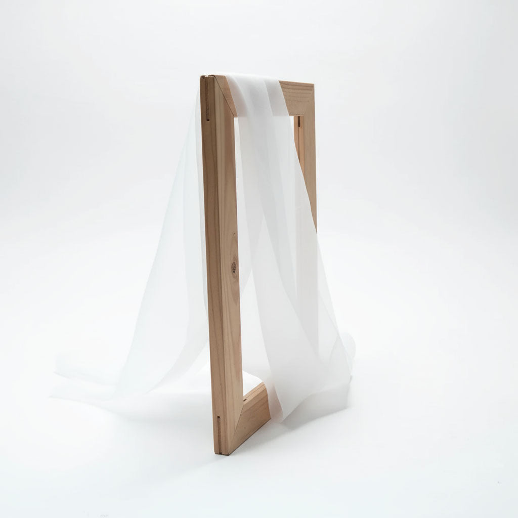 Seitenansicht eines Siebdruckrahmens aus Holz zum Selbstzusammenbau.