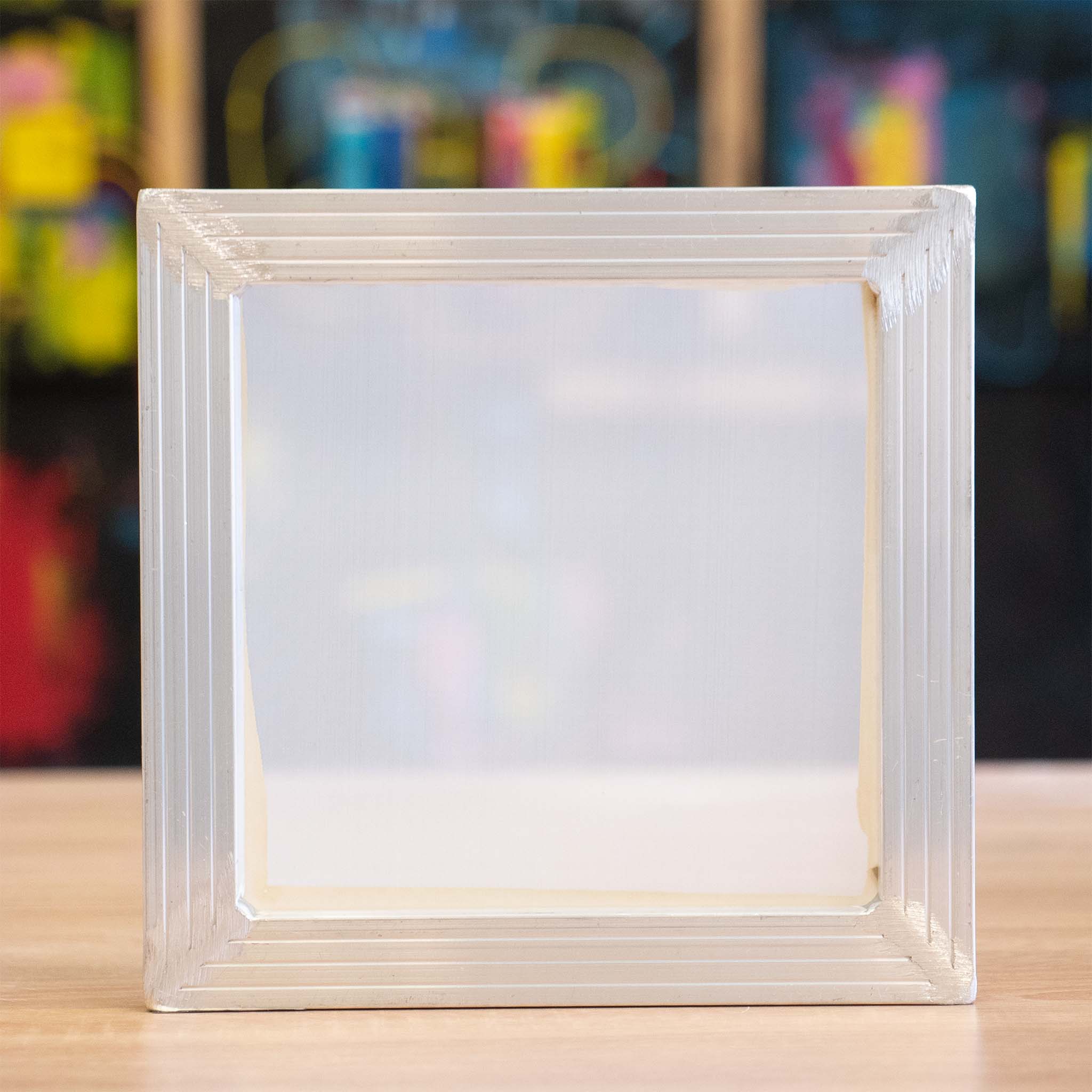 Mini Siebdruckrahmen vor buntem Hintergrund