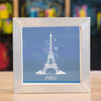 Belichteter Siebdruckrahmen mit dem Eifelturm und dem Schriftzug Paris