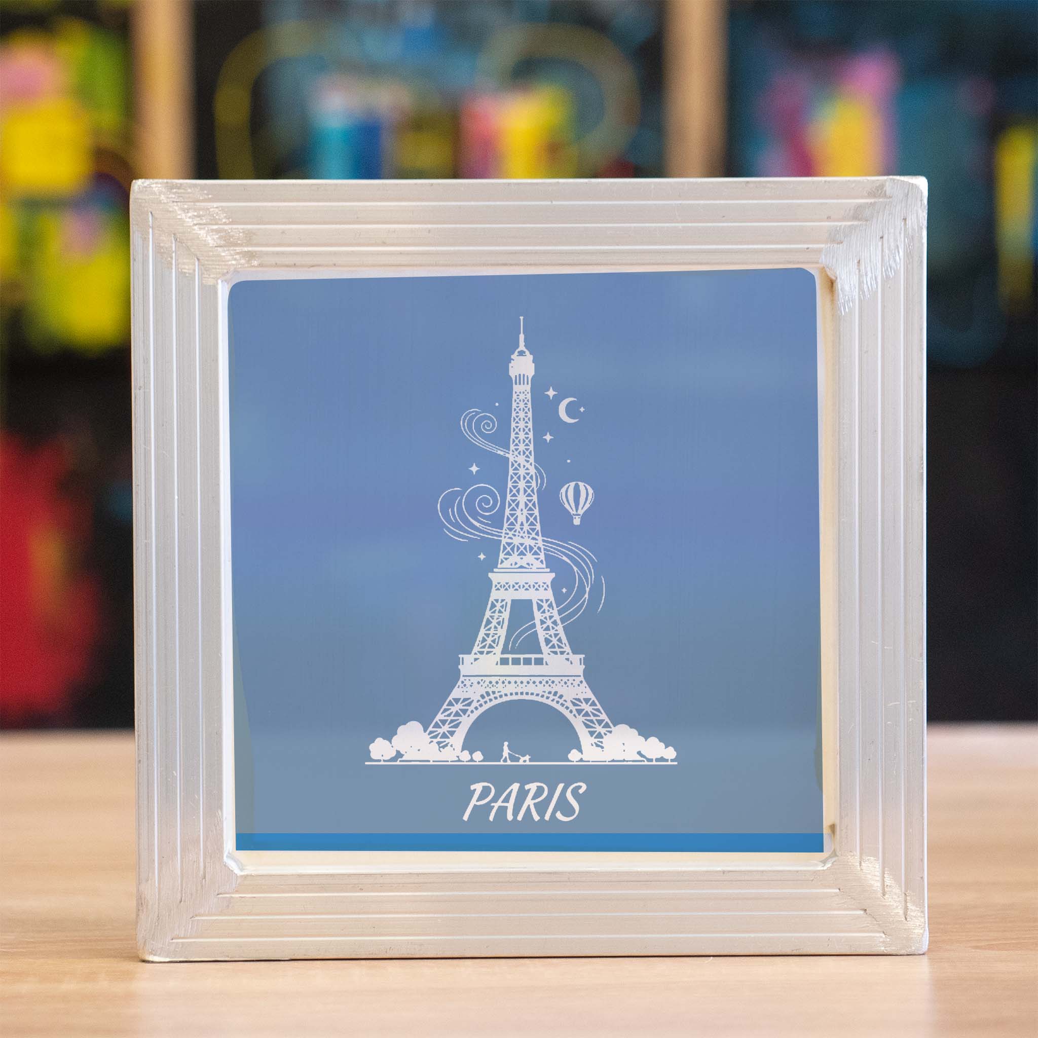 Belichteter Siebdruckrahmen mit dem Eifelturm und dem Schriftzug Paris