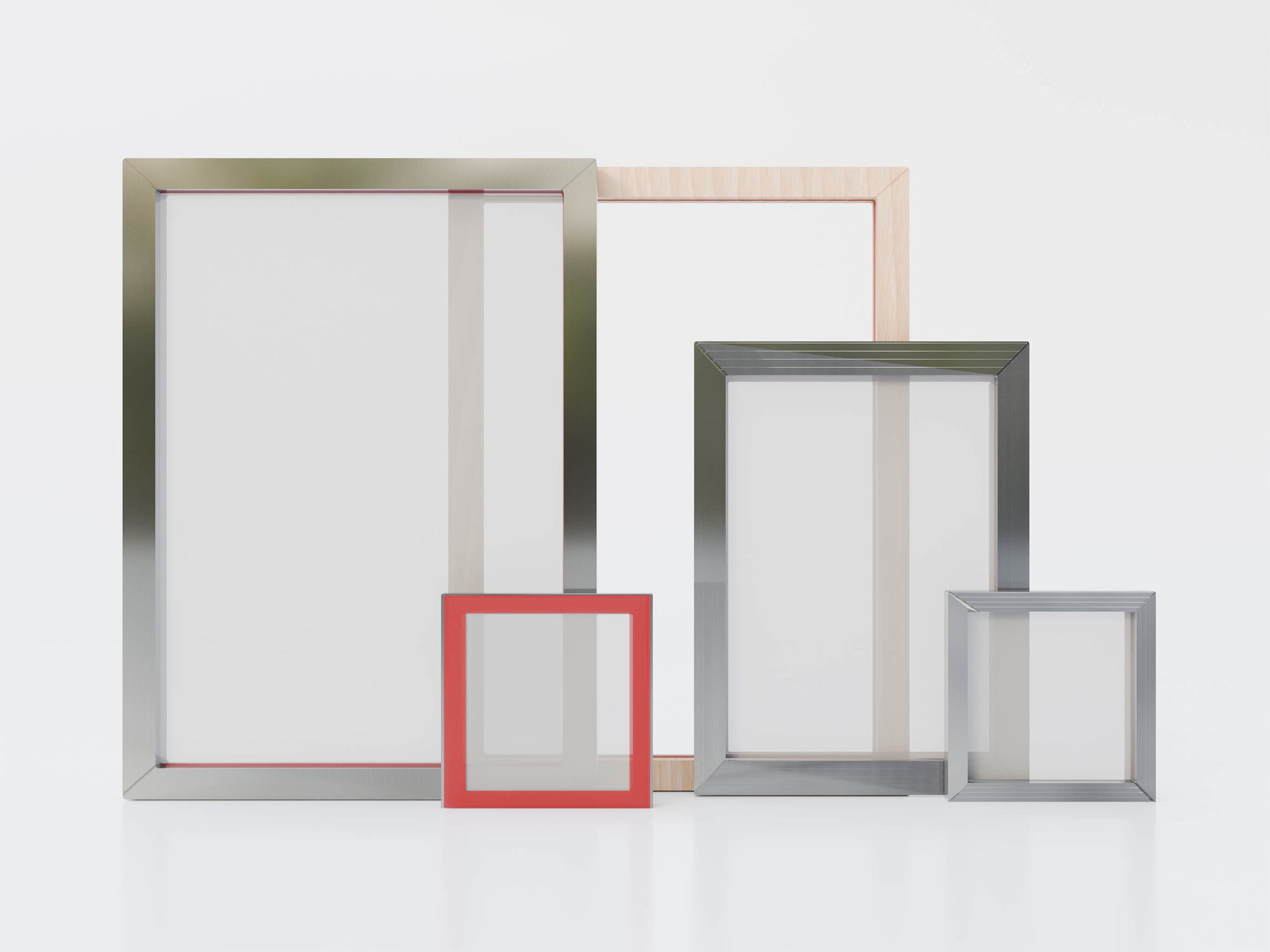 Verschiedene Siebdruckrahmen aus Aluminium und Holz in unterschiedlichen Größen, aufgereiht vor einem weißen Hintergrund.