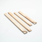 Einzelne Profile für den Selbstbau eines Siebdruckrahmens aus Holz.