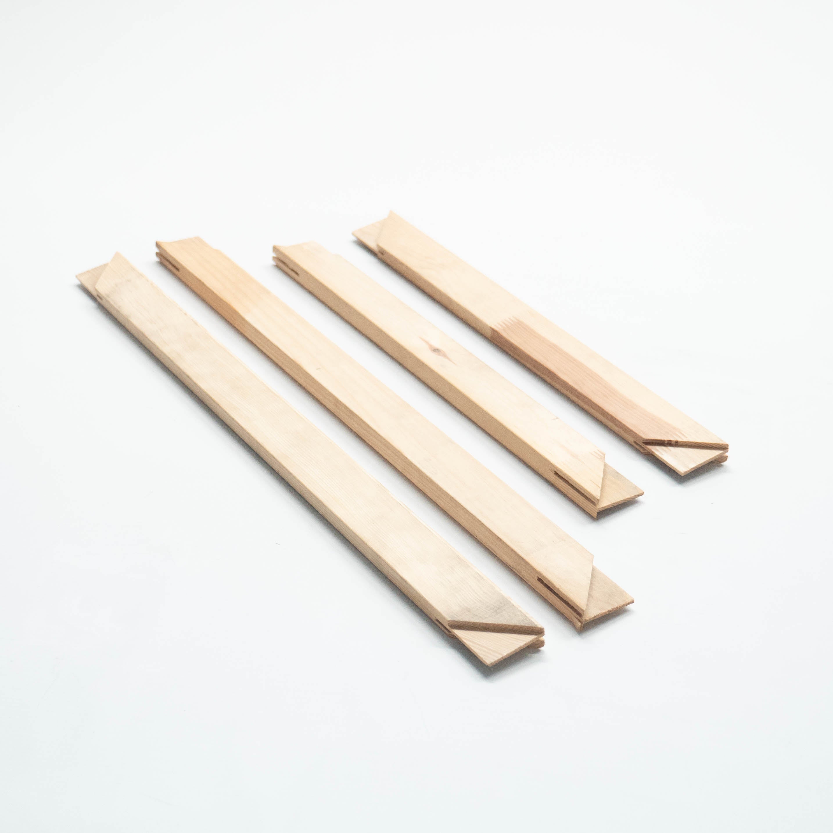 Einzelne Profile für den Selbstbau eines Siebdruckrahmens aus Holz.