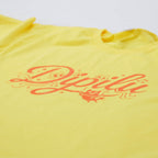 Nahaufnahme eines rot bedruckten T-Shirts im Siebdruck