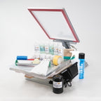 Ein Siebdruckset Expert von Dipilu mit einer Belichtungseinheit, Sprühkleber, Siebdruckrahmen, Siebdruckfarben, Beschichtungsrinnen, Rakel und Siebchemie für den Siebdruck.
