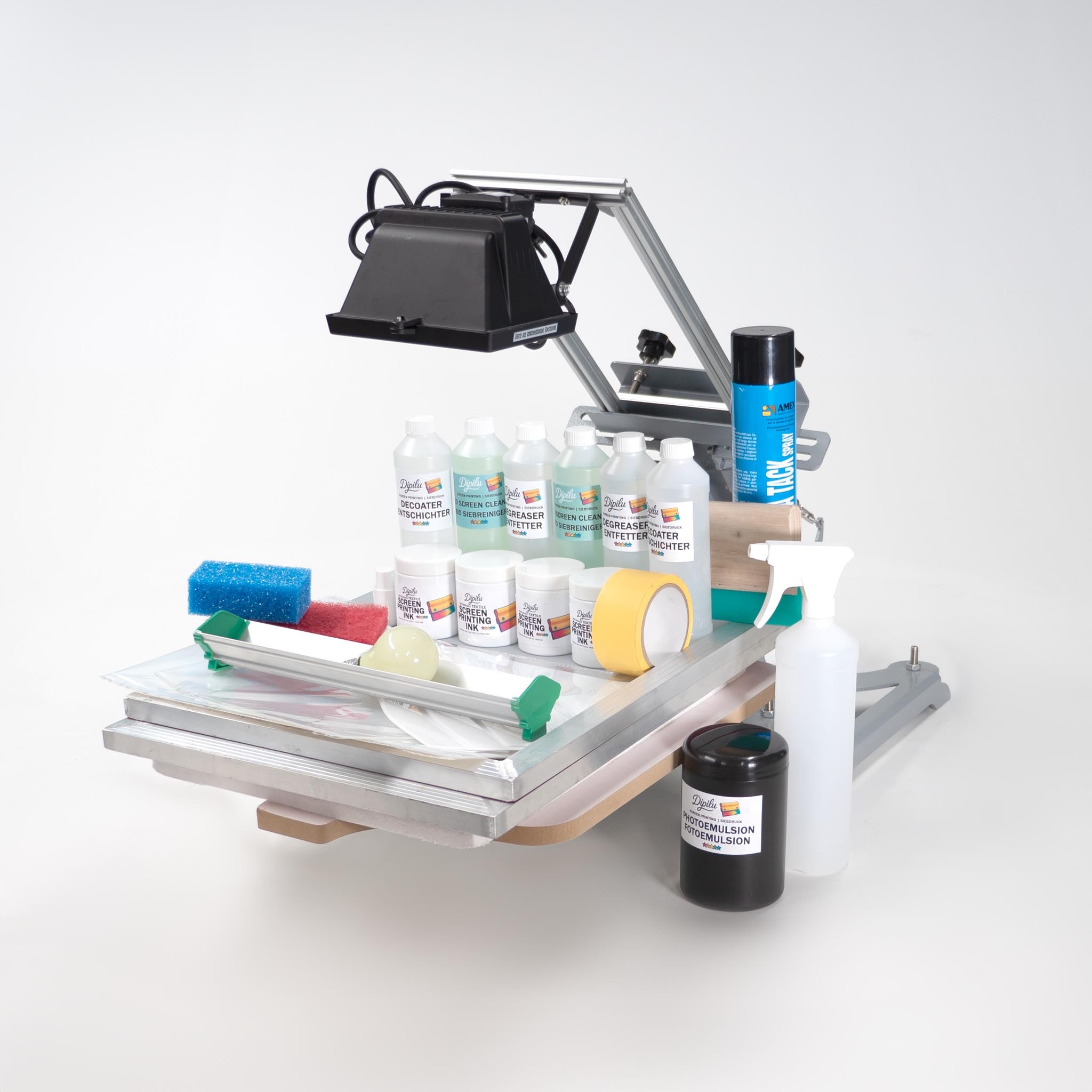 Ein Siebdruckset Expert von Dipilu mit einer Belichtungseinheit, Siebdruckrahmen, Siebdruckfarben, Beschichtungsrinnen, Rakel und Siebchemie für den Siebdruck.