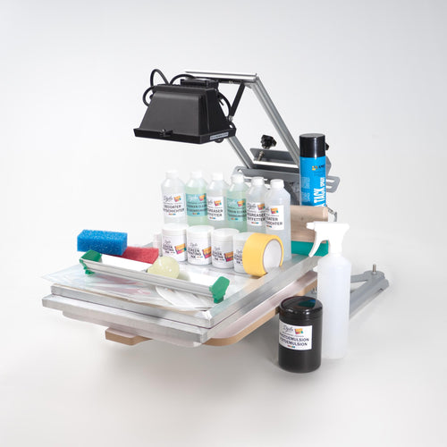 Ein Siebdruckset Expert von Dipilu mit einer Belichtungseinheit, Siebdruckrahmen, Siebdruckfarben, Beschichtungsrinnen, Rakel und Siebchemie für den Siebdruck.