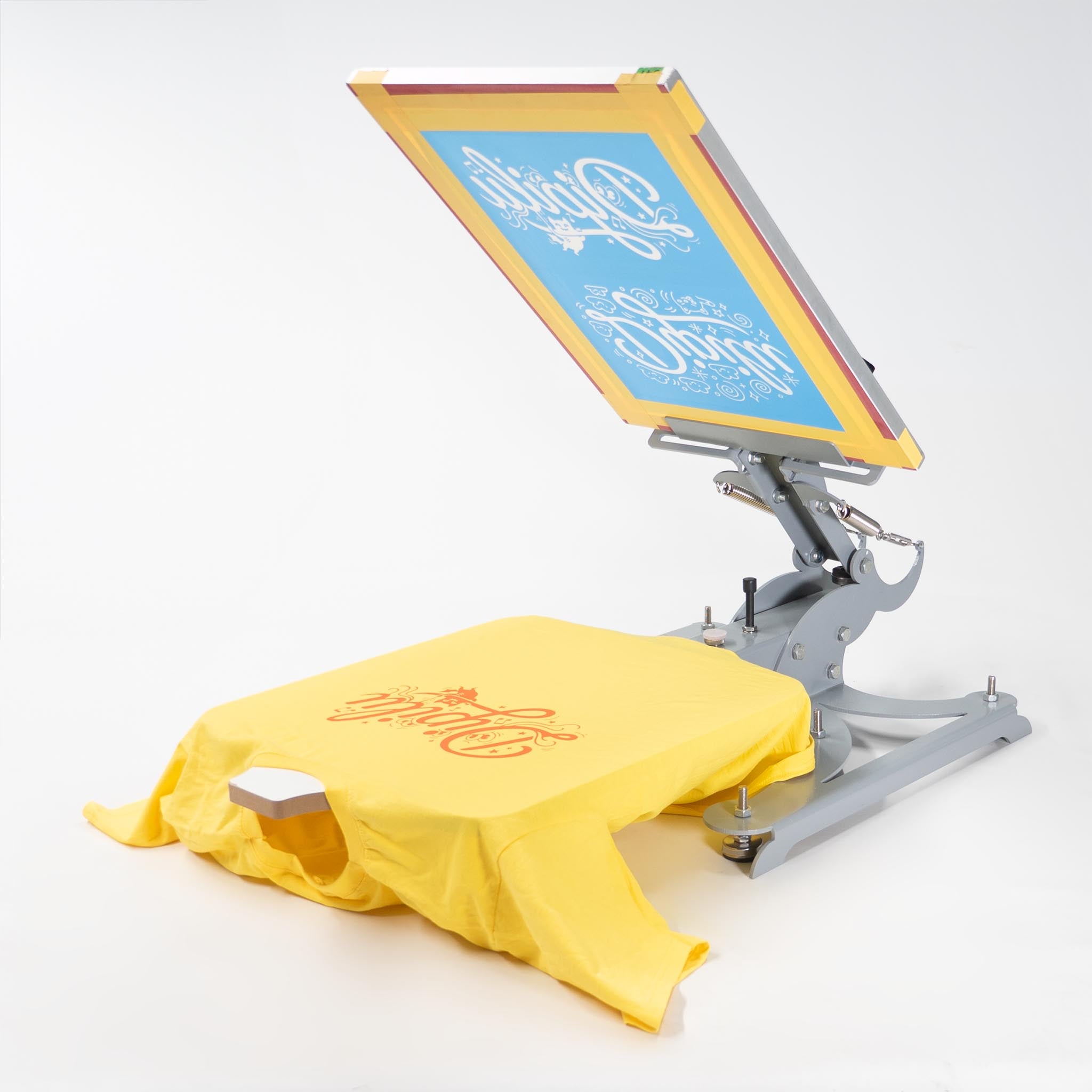 Ein mit dem Logo von Dipilu bedrucktes T-Shirt, auf einer Siebdruckmaschine.