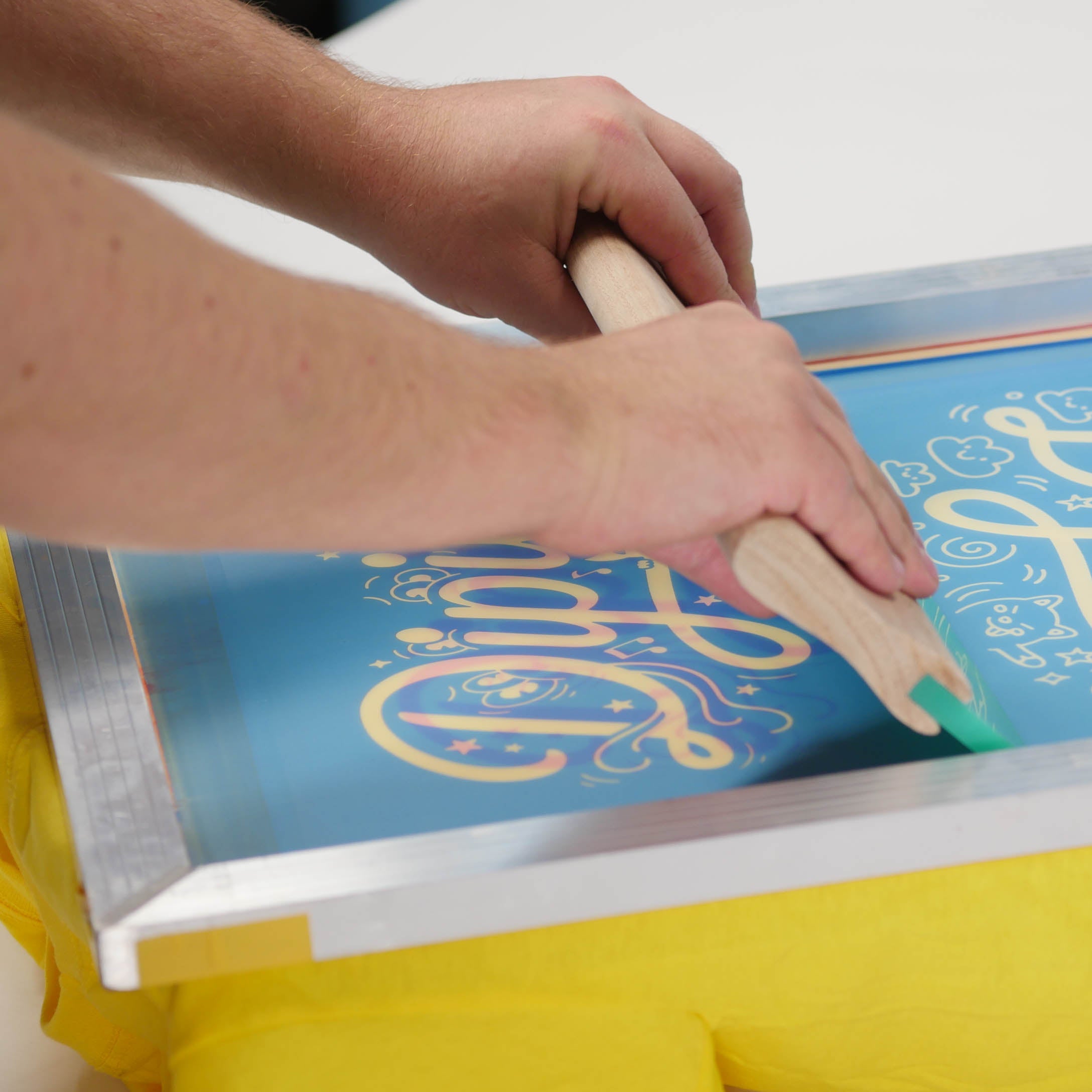 Siebdruck auf einem gelben Textil mit dem Siebdruck Set Expert