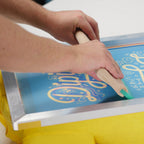 Siebdruck auf einem gelben Textil mit dem Siebdruck Set Expert