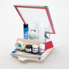 Das Siebdruckset Pro von Dipilu mit dem Siebdrucktisch Pro, Siebchemie, Sprühkleber, Farben für den Textildruck, Siebchemie, Klebeband, Gelblichtlampe, Siebdruckrahmen, Fotoemulsion, Beschichtungstinne und Rakel
