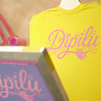 Nahaufnahme eines gelben T-Shirts mit einem Siebdruck Logo Dipilu