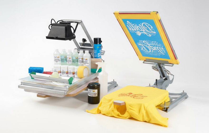 Ein Handdrucktisch für den Siebdruck, Chemie für den Siebdruck, Siebdruckfarbe, Siebdruckrahmen, eine Belichtungseinheit, Rakel und Beschichtungsrinne. 