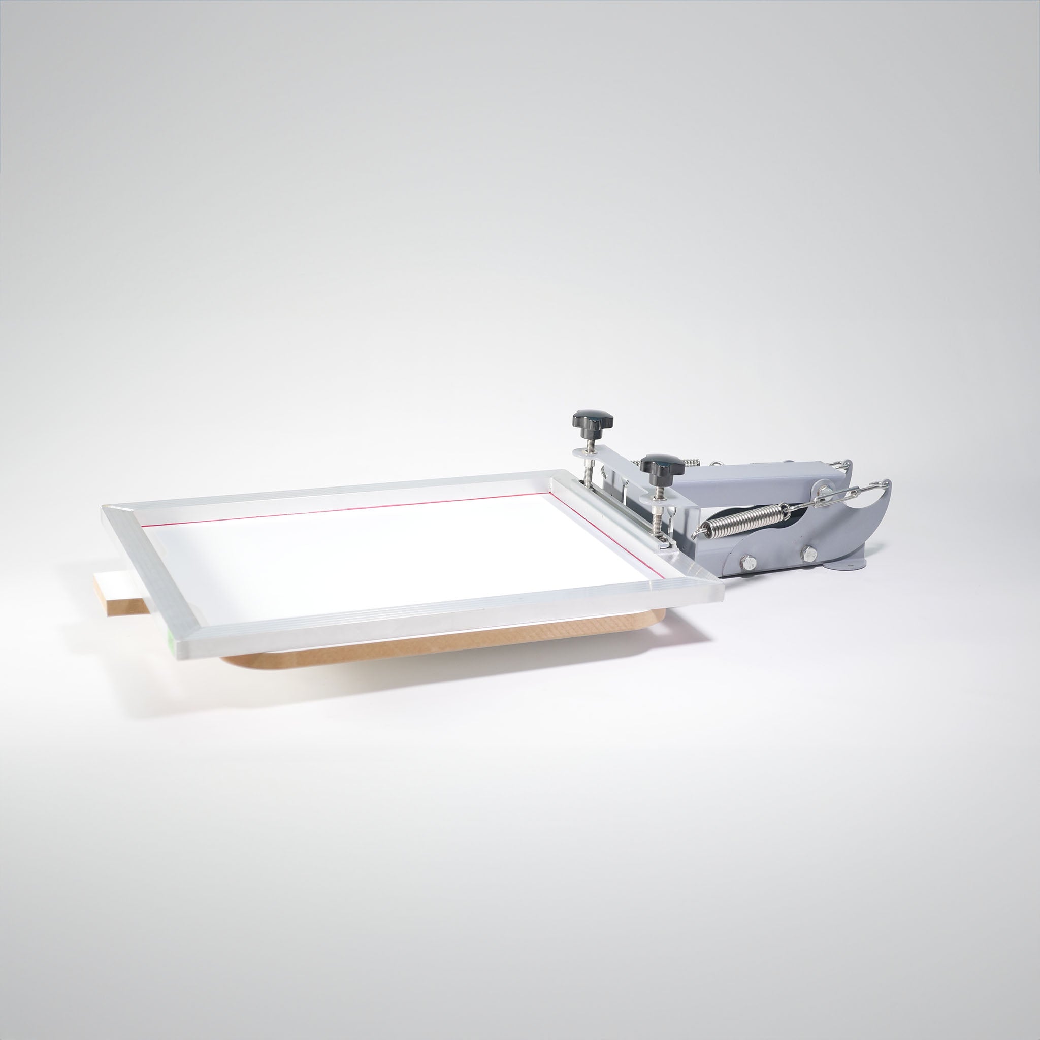 Handrucktisch Pro von Dipilu für den Siebdruck mit einem eingespannten Rahmen.