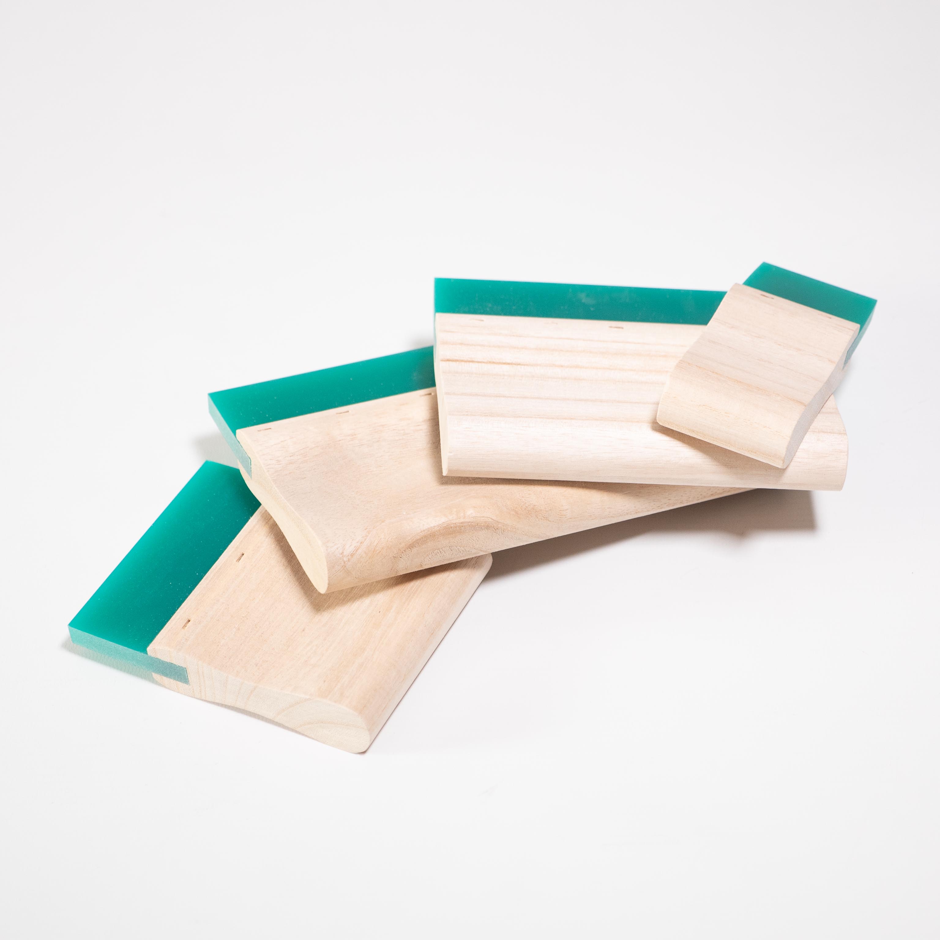 Vier Siebdruckrakel aus Holz unterschiedlicher Längen mit einem Gummi der Härte 75 shore