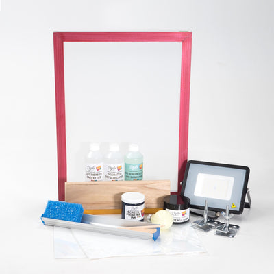 Ein Siebdruckset im Format A3 für Einsteiger von Dipilu. Ein Siebdruckrahmen, eine Beschichtungsrinne, eine Siebdruckfarbe, ein Siebdruckrahmen, Fotoemulsion und eine Gelblichtlampe.
