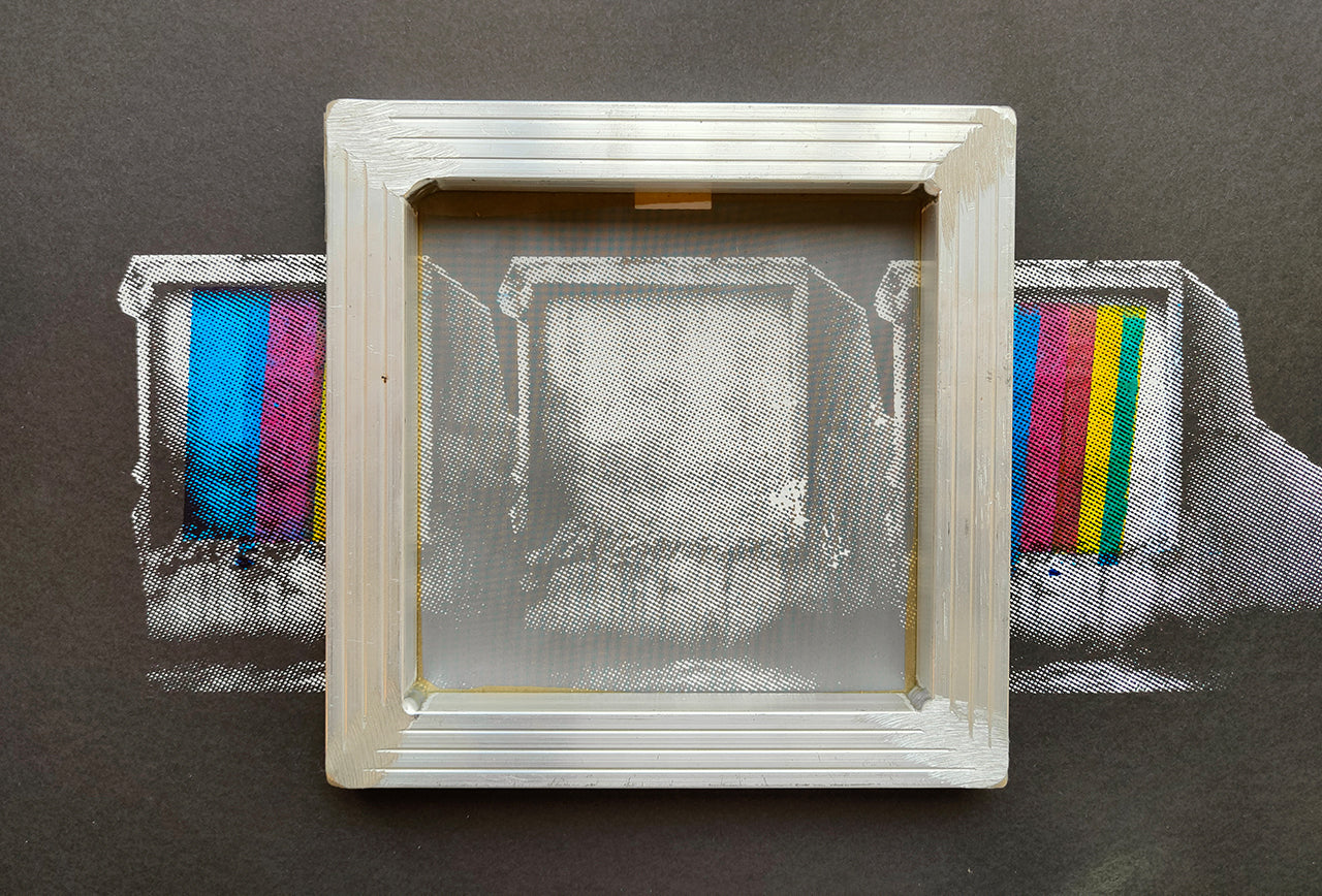 Farbiger Siebdruck auf schwarzem Papier. Mit sichtbarem Siebdruckrahmen