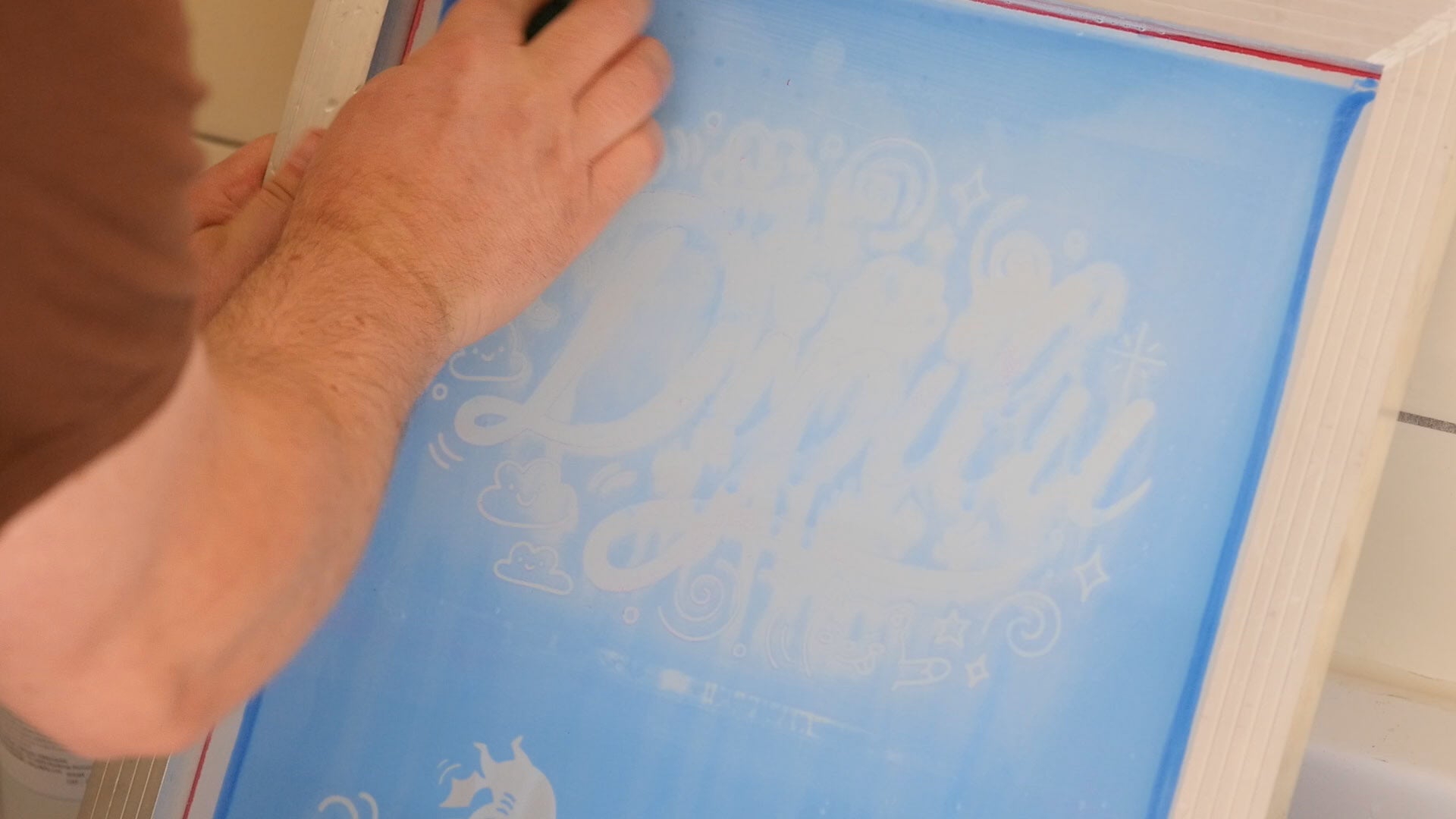 rimuovere l'emulsione fotosensibile dal telaio per serigrafia
