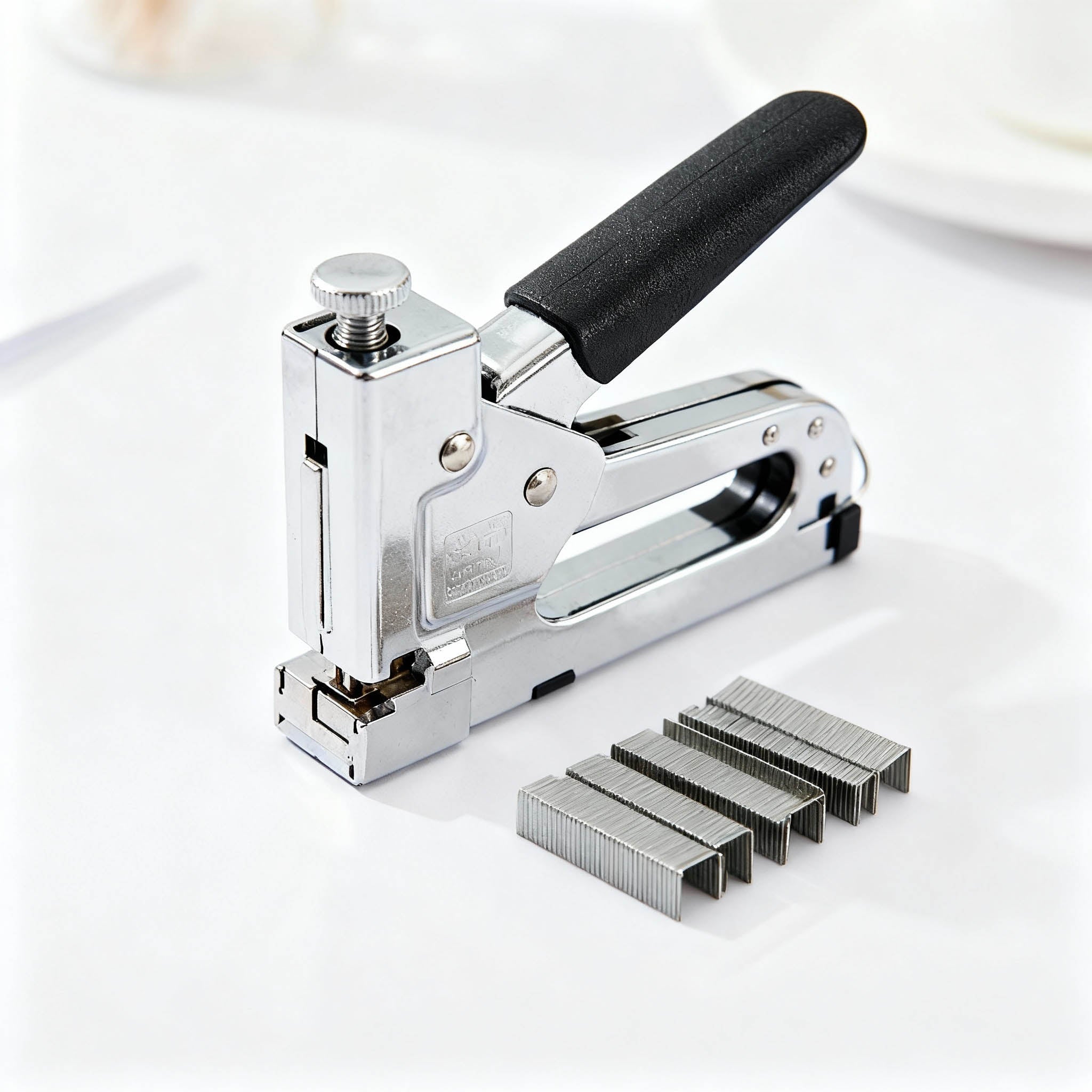 Ein großer Handtacker mit Tackernadeln